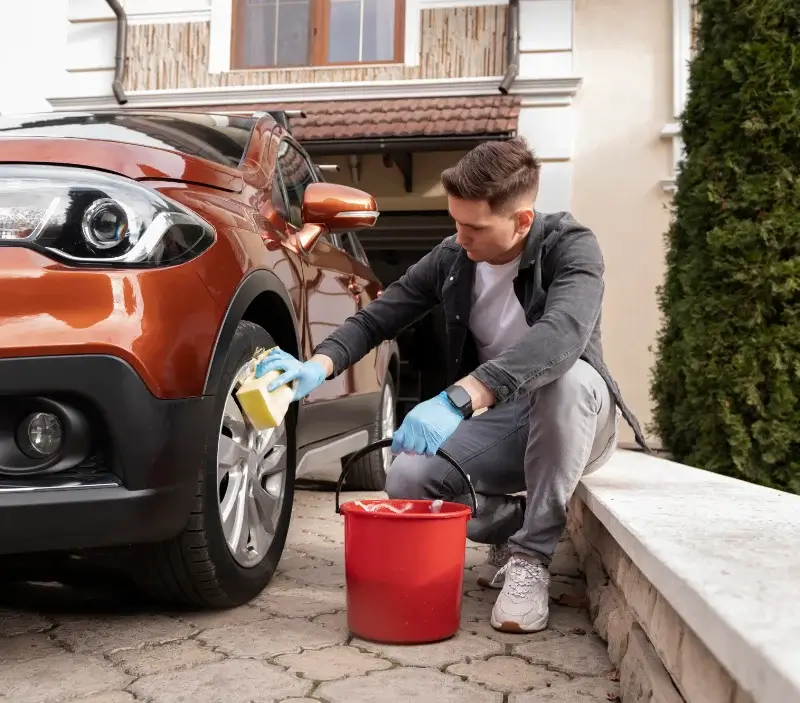 Lavage auto à domicile Colombières-sur-Orb : professionnel intervenant sur un véhicule